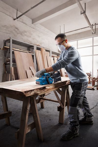 صنفرة حزام Bosch GBS 750 لتنعيم الألواح الخشبية.