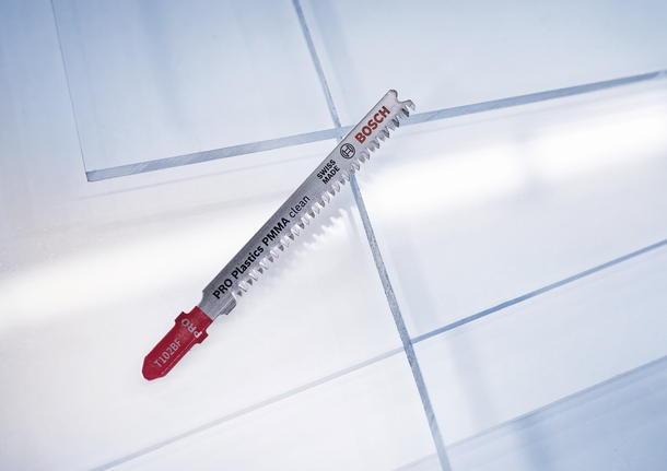 Lame de scie sauteuse pour couper des feuilles de plastique sur une surface de travail dégagée.