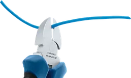 Une personne utilise une pince isolée pour couper un fil électrique bleu.