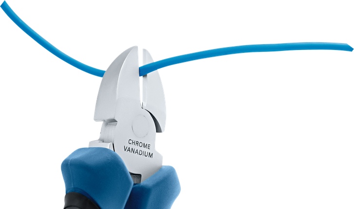 Une personne utilise une pince isolée pour couper un fil électrique bleu.