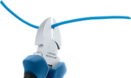 Une personne utilise une pince pour couper un fil électrique bleu.
