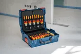 Coffret d'électricien Bosch , ensemble mixte de 37 pièces, ouvert au sol.