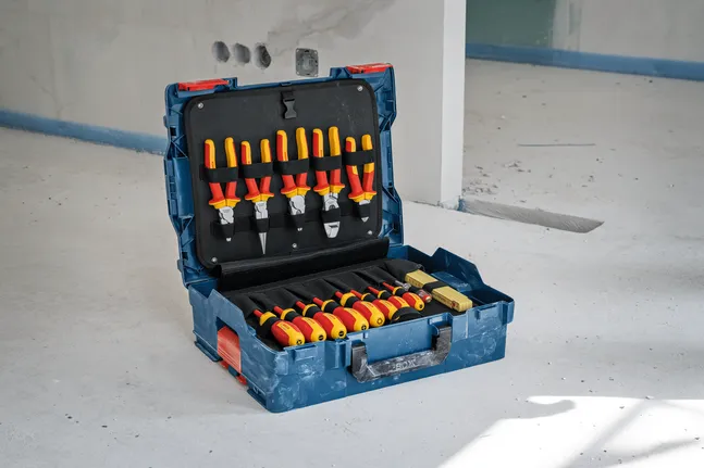 Coffret d'électricien Bosch , ensemble mixte de 37 pièces, ouvert au sol.