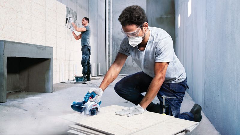 Cortador de azulejos diamantado Bosch GDC 140 em utilização.
