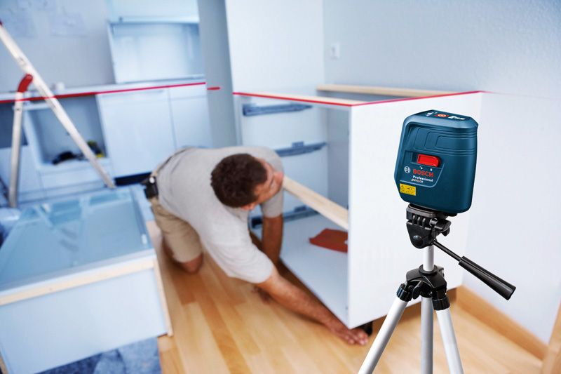 El nivel láser alinea los gabinetes.