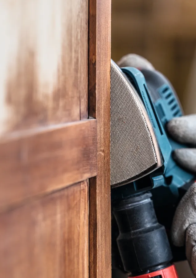 Lijadora delta Bosch para lijar superficies de madera.