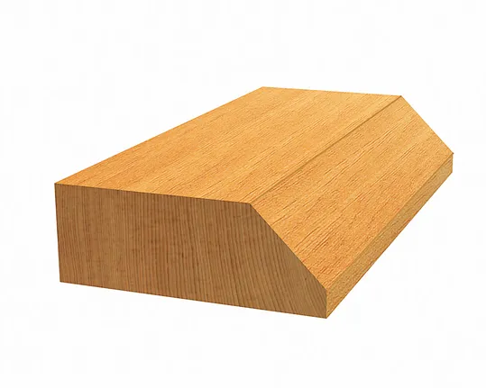 Bloque de madera rectangular con un borde en ángulo, que muestra un corte biselado.