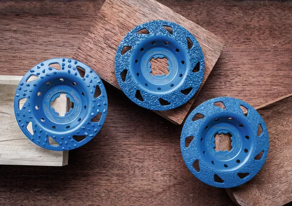 Disco de amolar de carburo Bosch para dar forma a la madera.