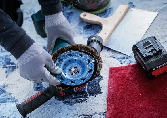 Rueda de cepillo abrasivo Bosch para preparación de superficies.
