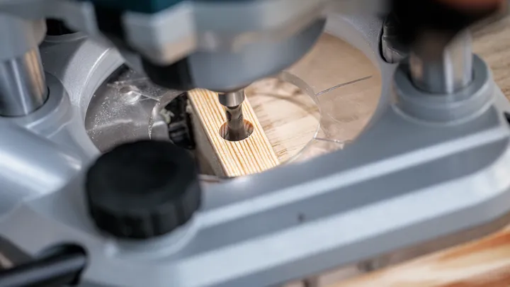 Fresadora que corta un agujero preciso en un trozo de madera.