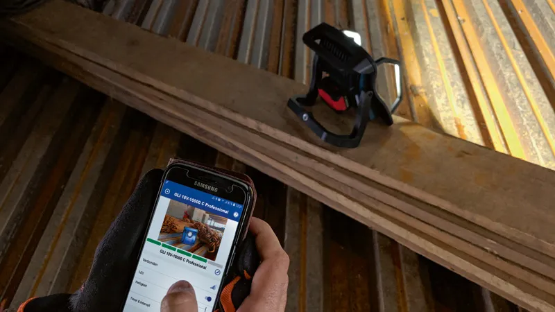Das Telefon steuert die Arbeitsleuchte.