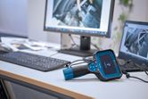 Inspektionskamera, die an einen Computer auf einem Bürotisch angeschlossen ist und Motorbilder anzeigt.