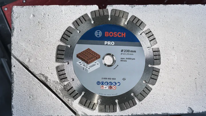 Diamantsägeblatt auf einer Betonblockoberfläche platziert.