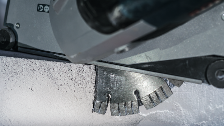 Schneidklinge, die eine Nut in eine Betonwand schneidet.