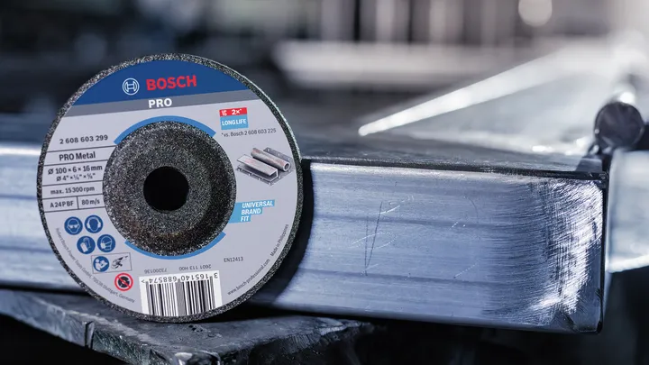 Trennscheibe auf einem glänzenden Metallträger in einem industriellen Arbeitsbereich.