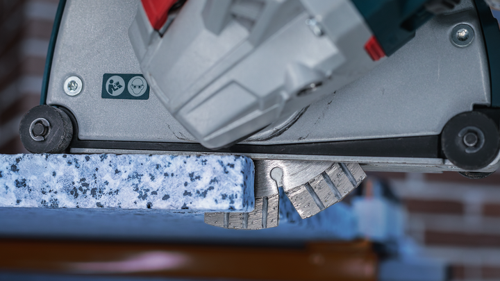 Elektrowerkzeug mit Diamantklinge schneidet durch eine Granitplatte.