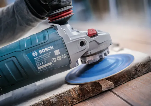 Bosch -Winkelschleifer mit X-LOCK-System zum Schleifen von Holz.
