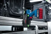 Kabelloser industrieller Smart-Controller, montiert auf einem Metallrahmen in einer Fabrikumgebung.