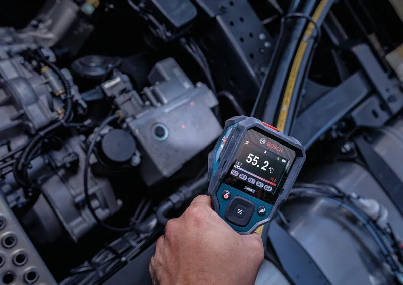 Eine Person misst die Motortemperatur mit einem Thermodetektor.