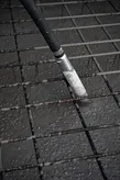 Betonrüttler verdichtet frisch gegossenen Beton über einem Stahlbewehrungsgitter.