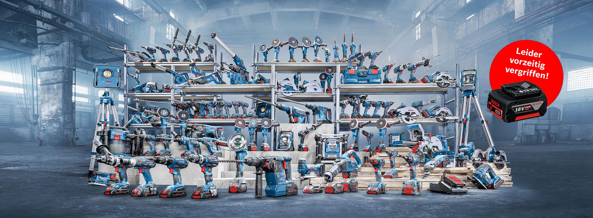 Vielzahl blauer Bosch Professional Werkzeuge auf Regalen in Industrieumgebung.