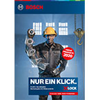 Ein Handwerker mit gelbem Helm und Werkzeugen posiert vor einer blauen Wand.