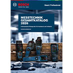 Der Bosch Professional Gesamtkatalog 2026 mit Messgeräten, auf dunkelblauem Hintergrund, liegt auf Holz.