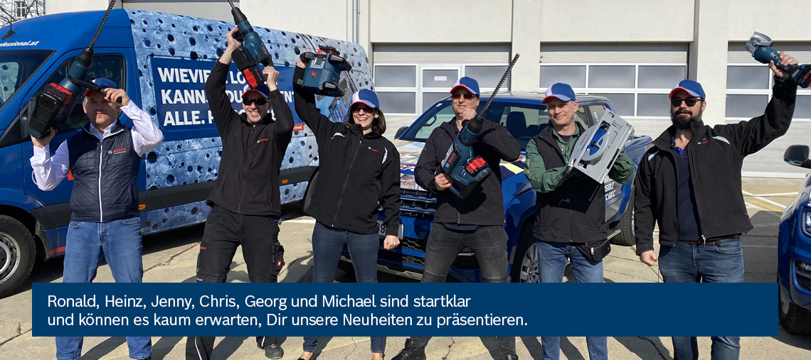Sechs Personen halten Bosch Professional Werkzeuge vor einem Lieferwagen und einem blauen Auto.