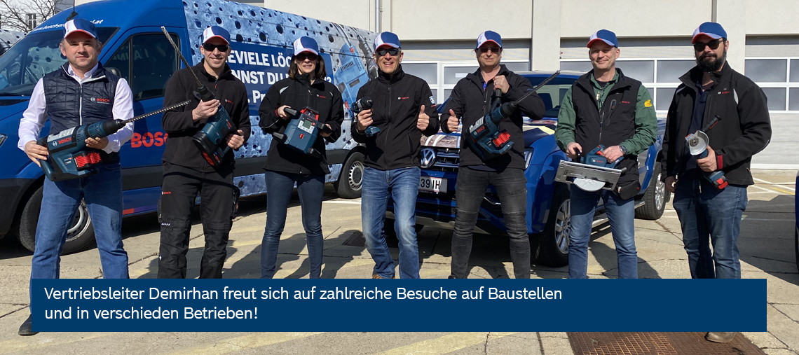 Sechs Personen halten Bosch Professional Werkzeuge vor einem Firmenfahrzeug.