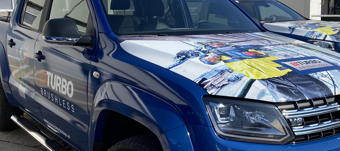 Blauer Bosch Professional Pickup mit Werbeaufdruck und Werkzeug-Szenario.