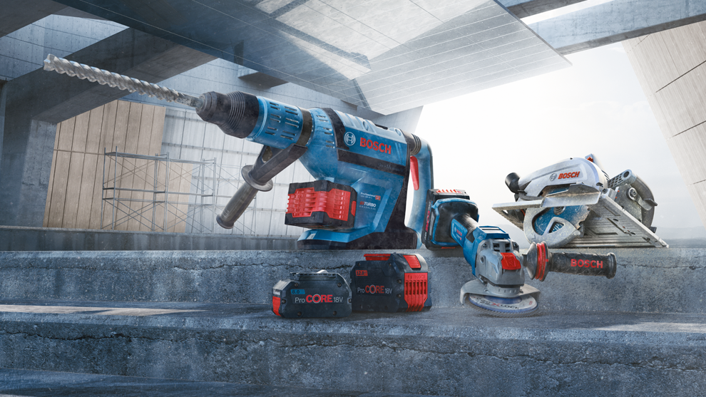 Verschiedene Bosch Professional Werkzeuge stehen auf einem Betonuntergrund.