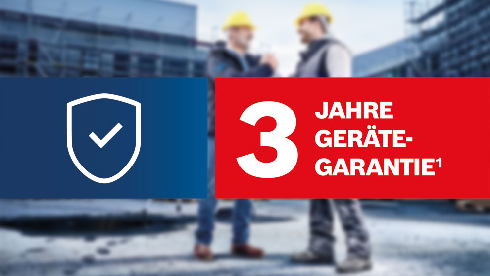 Zwei Bauarbeiter mit Helmen besprechen sich, daneben steht ein Garantieschild.