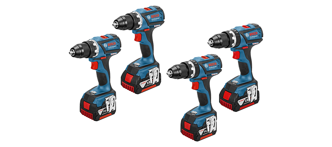 Vier blaue Bosch Professional Akkuschrauber stehen nebeneinander auf einem hellen Untergrund.