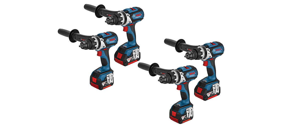 Vier blaue Bosch Professional Akkuschrauber stehen nebeneinander auf einem weißen Hintergrund.