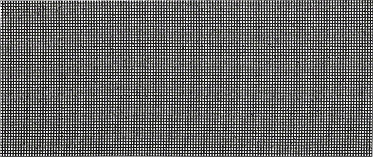 Gros plan sur un treillis métallique texturé à motif de grille carrée.