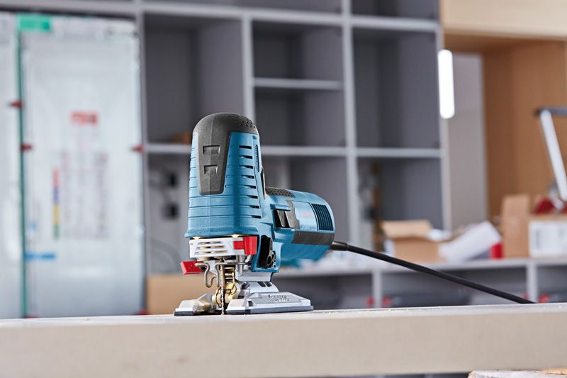 Puzzle bleu posé sur une table dans un environnement d'atelier.
