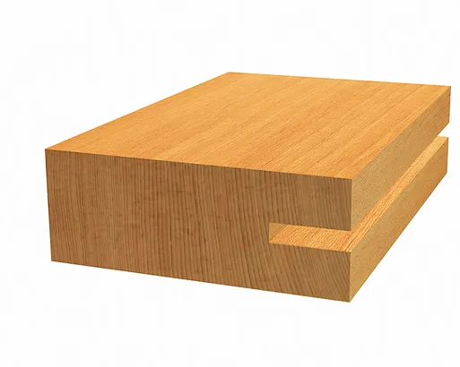 Bloc de bois rectangulaire avec un joint à feuillure propre coupé le long d'un bord.