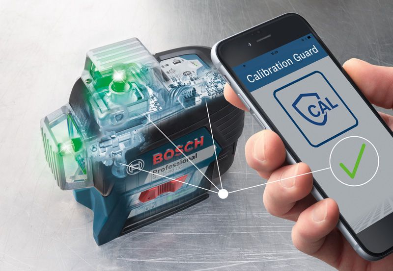 Une personne utilise une application pour smartphone afin de calibrer un outil de nivellement laser.