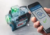 Une personne utilise une application pour smartphone afin de calibrer un outil de nivellement laser.