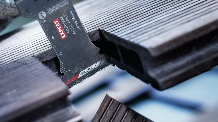 Lame oscillante multifonction pour la découpe de lames de terrasse composites rainurées.