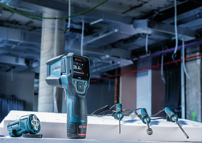 Détecteur thermique avec sondes de température placées sur la surface d'un chantier de construction.