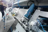 Meuleuse droite montée sur machine automatisée en milieu industriel.