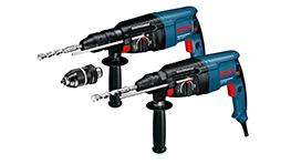 Twee blauwe Bosch Professional boormachines met accessoires op een witte achtergrond.