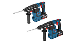 Twee blauwe Bosch Professional boormachines, naast elkaar, op een neutrale achtergrond, klaar voor gebruik.