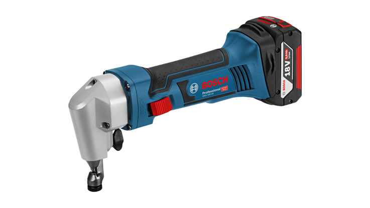 Een blauwe Bosch Professional-tool met een rode batterij, op een witte achtergrond, voor metaalbewerking.