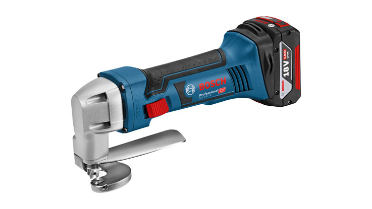 Een blauwe Bosch Professional handzaag met een metalen zaagblad naast een witte achtergrond.