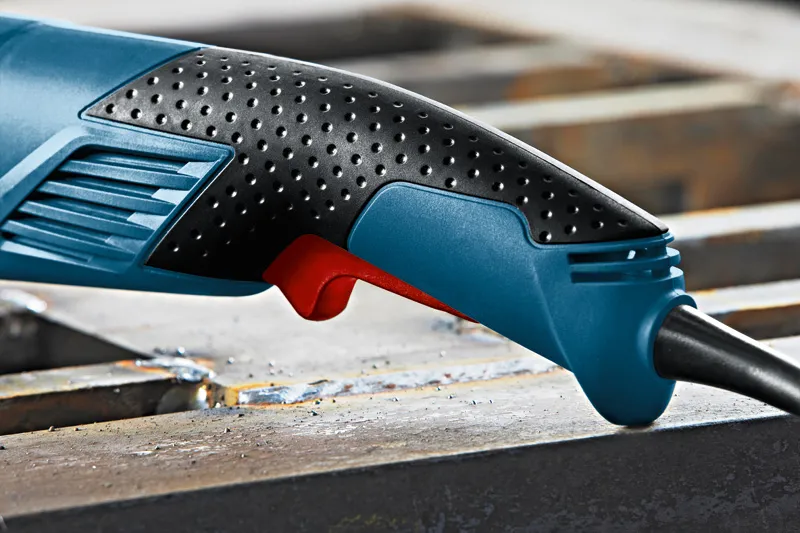 Close-up van een ergonomisch gevormde handgreep van een elektrisch gereedschap met een zichtbare trekker.