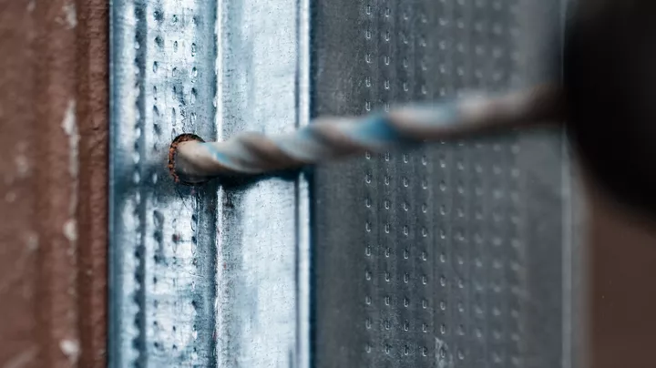 Boor waarmee een gat in een metalen oppervlak wordt gemaakt.