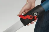 Een persoon verstelt de rode vergrendelingshendel op de handgreep van een schuurmachine voor gipsplaten.