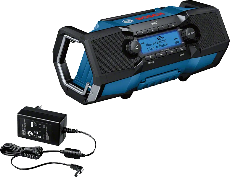 Bosch GPB 18V-2 SC bouwradio met stroomadapter.